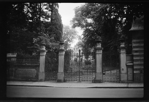 Gate, Lisieux