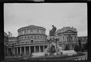 Statue of Queen Victoria in front of the National Gallery [i.e. National Library of Ireland], Dublin
