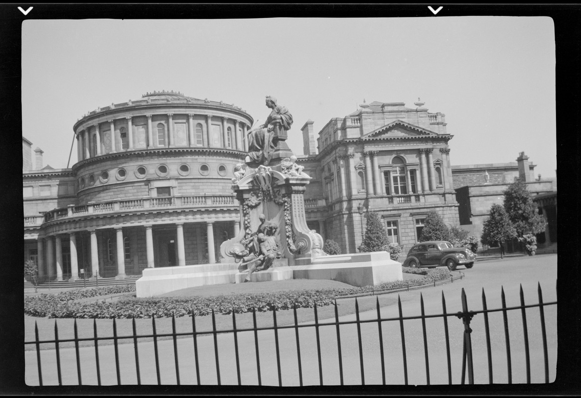 Statue of Queen Victoria in front of the National Library of Ireland