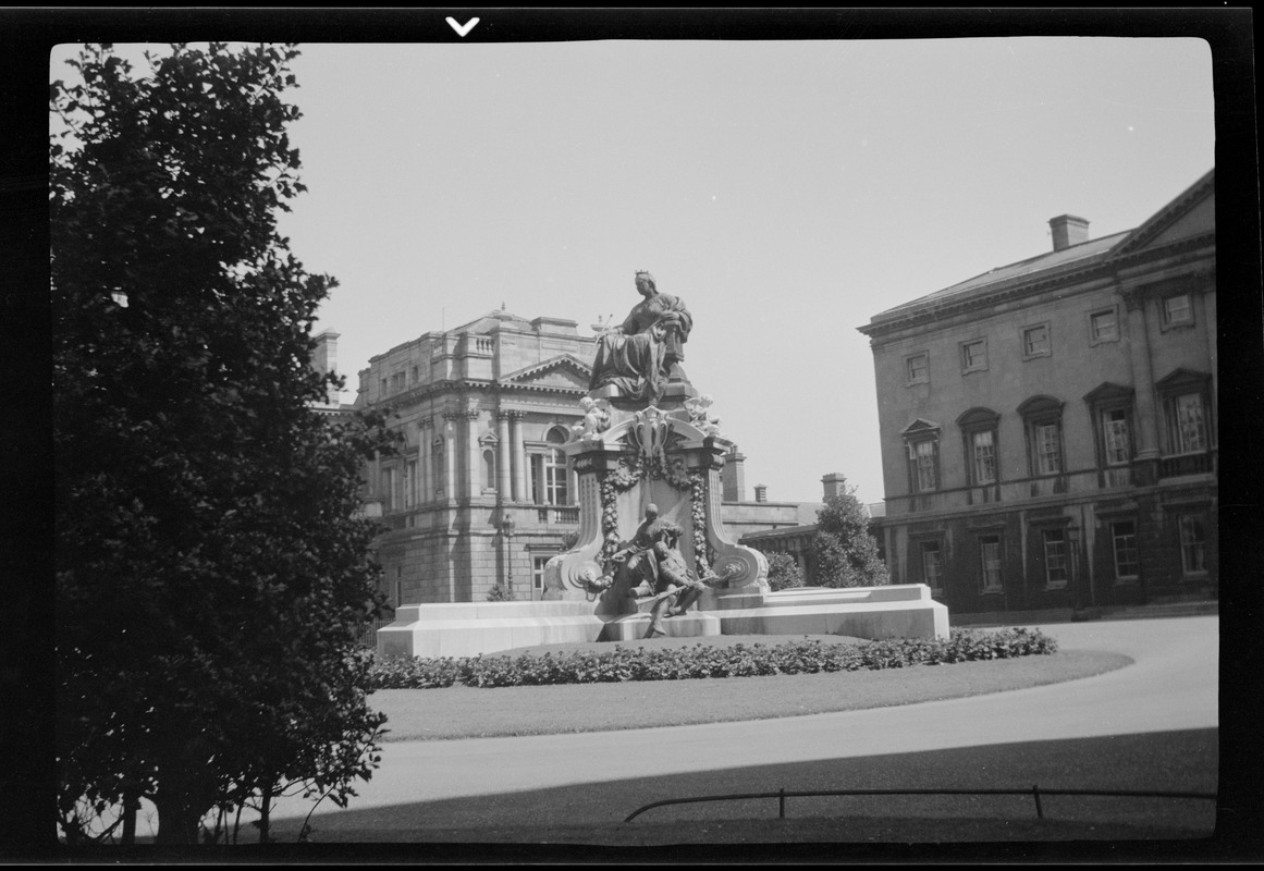 Statue of Queen Victoria in front of the Dáil and National Library of
