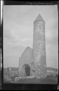 Clonmacnoise, Romanesque entrance to a ruined church and the round tower