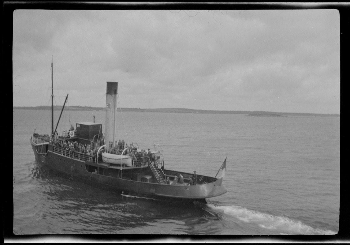 The tender taking passengers from the S. S. Lützow to Galway city