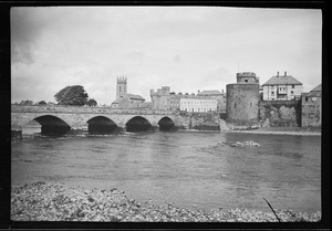 Limerick, Thomond Bridge and King John's Castle