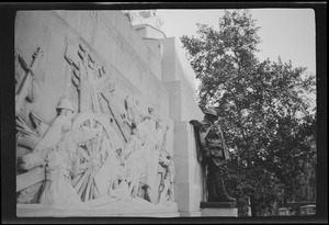 London, bas-relief on the War Memorial, entrance to Hyde Park