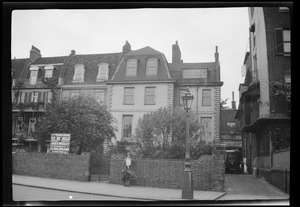 London, house occupied by the artist James McNeill Whistler in Chelsea. Hilda Saunders by the wall