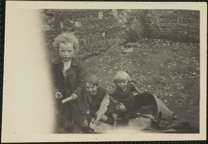 Dublin children near St. Ultan's hospital, Dublin