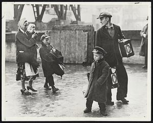 London, England – A photographic study of a family of Polish emigrants, made on their arrival at Tower Bridge, as they were passing through the city recently on their way to Canada.
