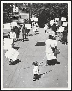 Pickets Mothers march at Gibson School. Dorchester