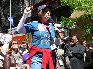 Cindy Sheehan speaking during the march opposing the War in Iraq (Jesse Jackson in the background at right)
