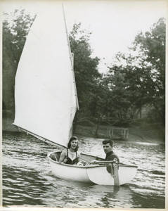 Students in a sailboat at Freshman Camp