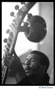 Richie Havens playing the sitar: close-up