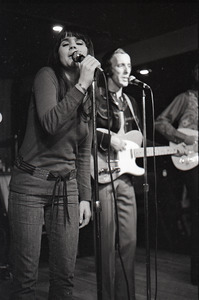 Linda Ronstadt at Paul's Mall: Ronstadt performing with Gib Guilbeau (l) and John Beland