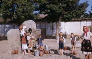 Women and children at Dračevo well