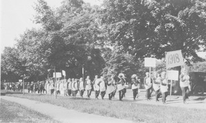 Class of 1918 leading alumni parade