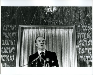 George McGovern in synagogue