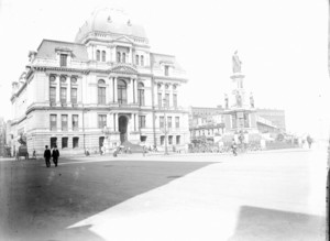 Exterior view of Providence City Hall with Soldiers and Sailors Monument, Providence, R.I.