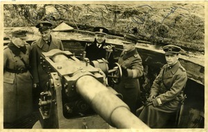 Lt. Stanley W. Lipski (center), U.S. Military Attache to Finland George Edward Huthsteiner (2d from left), and Finnish officers with large gun