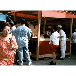People cluster around a concession stand at Festival Betances.