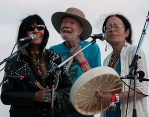 Pete Seeger (center) performing with Buffy Sainte-Marie (left) and Joanne Shenandoah at the closing ceremonies of the Clearwater Festival