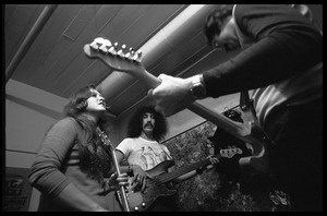 Bonnie Raitt warming up backstage with Freebo (bass) and unidentified guitarist