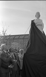 Statue unveiling at dedication of Christopher Columbus Park