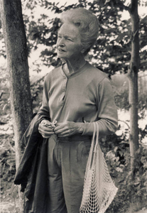 Eleanor Norris looking for birds on a guided tour by Bev and Myron Litchfield