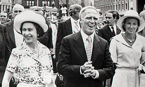 [Queen Elizabeth II, Mayor Kevin White, and Kathryn White walking in a parade]