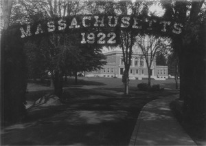 Class of 1922 arch and Memorial Hall
