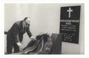 Gerald Götting lays a wreath at the graveside of W. E. B. Du Bois