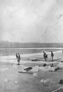 Cutting Ice, Ell Pond: Melrose, Mass.