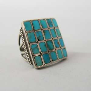Ring, set of twenty pieces of rectangular turquoise set into a single plaque of silver, split wire shoulder with rope edges. Zuni or Navajo, United States, 1970-1990