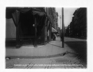 Sidewalk at Tuttle's Shoe Store, corner Winter and Washington Sts., Boston, Mass., October 1904