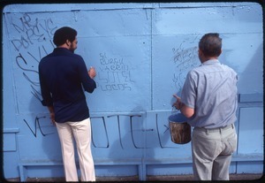 Bill Withers: Withers next to a man cleaning graffiti