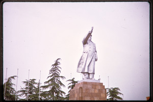 Massive statue of Chairman Mao