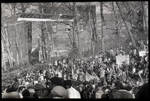 Large crowd gathered to greet the Iran hostages at Highland Falls, N.Y., beneath banner reading 'Welcome home'