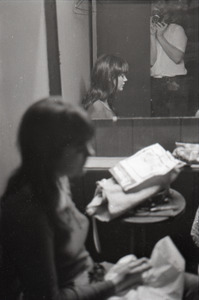 Linda Ronstadt at Paul's Mall: Ronstadt backstage working on needlepoint, Jeff Albertson reflected in mirror
