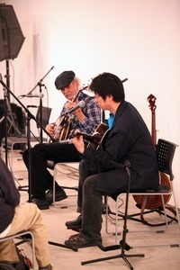Bill Keith performing with Japanese musicians during Jim Kweskin Jug Band 50th anniversary tour