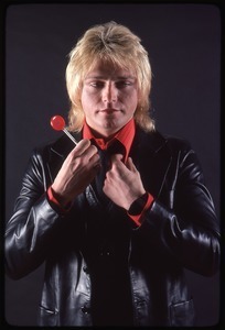 The Cars, photo shoot for Candy-O: Benjamin Orr holding a lollipop