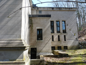 Field Memorial Library: view of the library exterior from the side