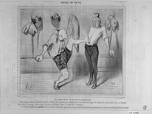 Un COMPLÉMENT DE BRILLANTE ÉDUCATION. Les jeunes chinois de la haute société de Pékin, ne cultivent pas seulement en fait d'art la trompe de chasse, ils apprennent aussi à donner des coups de poings et des coups de talons de bottes dans le creux de l'estomac. Ce talent se nomme la savate et il est cultivé avec le plus grand succès par toutes les personnes qui tiennent à se mettre sur un bon pied dans las société.