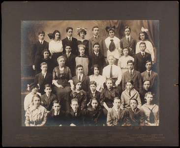 Group portrait of a class in the Glines School, Somerville, Mass., 1914