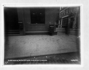 Sidewalk Washington St. side Old State House, Boston, Mass., March 10, 1907
