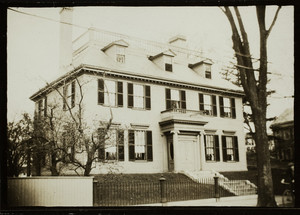 Exterior view of the Governor John Wentworth House, 346 Pleasant Street, Portsmouth, New Hampshire, 1915