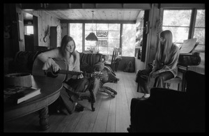 Judy Collins with guitar and Joni Mitchell, in Mitchell's house in Laurel Canyon