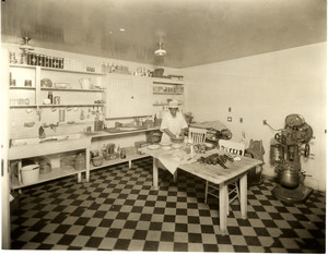 Chef preparing food in the Ipswich Mills Tea House kitchen, Ipswich, Mass., 1923