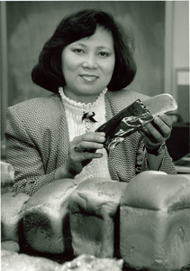 Pavinee Chinachoti with laboratory samples of bread