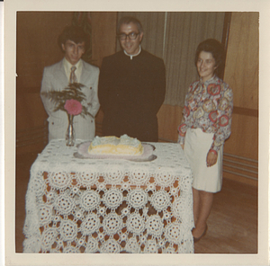 Maria de Lourdes Serpa (right), at table with cake