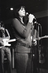 Linda Ronstadt at Paul's Mall: Ronstadt performing with Gib Guilbeau on fiddle and John Beland on guitar