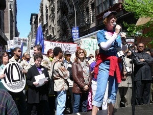 Cindy Sheehan speaking during the march opposing the War in Iraq (Susan Sarandon in the background center, and Jesse Jackson, right)
