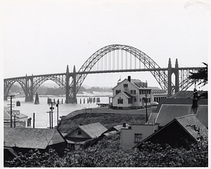 Small buildings in front of Yaquina Bay Bridge